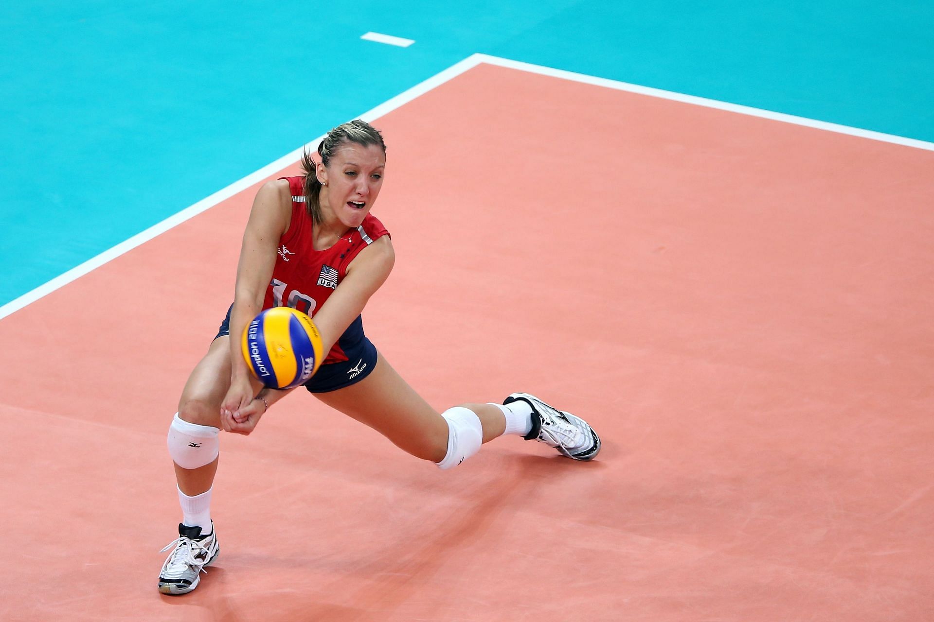 Jordan Larson playing for the United States during a match against Korea in the 2012 London Olympics (Image via: Getty Images)