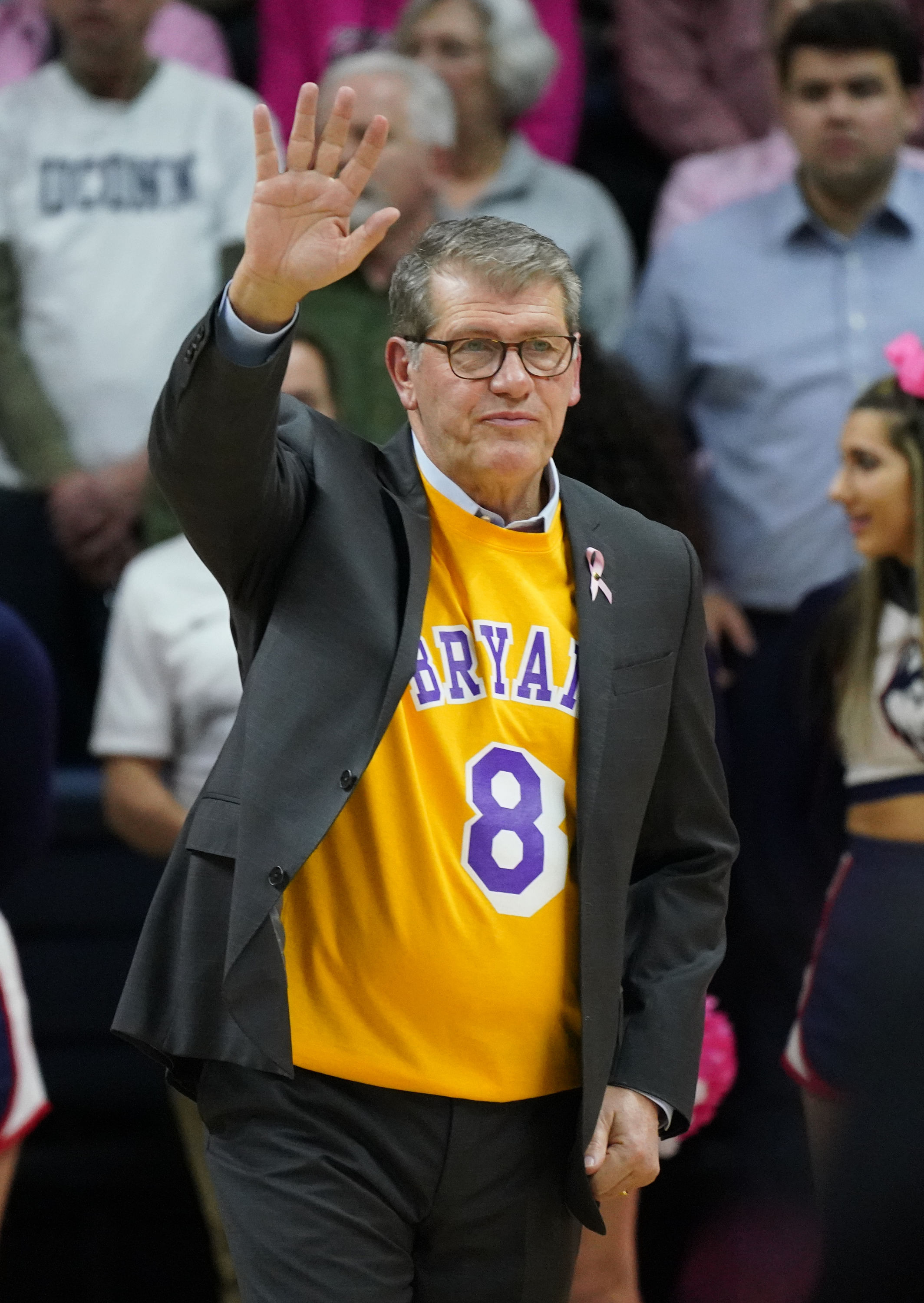 Geno Auriemma wearing a Kobe Bryant jersey during an Oregon vs UConn game in 2020 [NCAA Womens Basketball: Oregon at Connecticut - Source: Imagn]