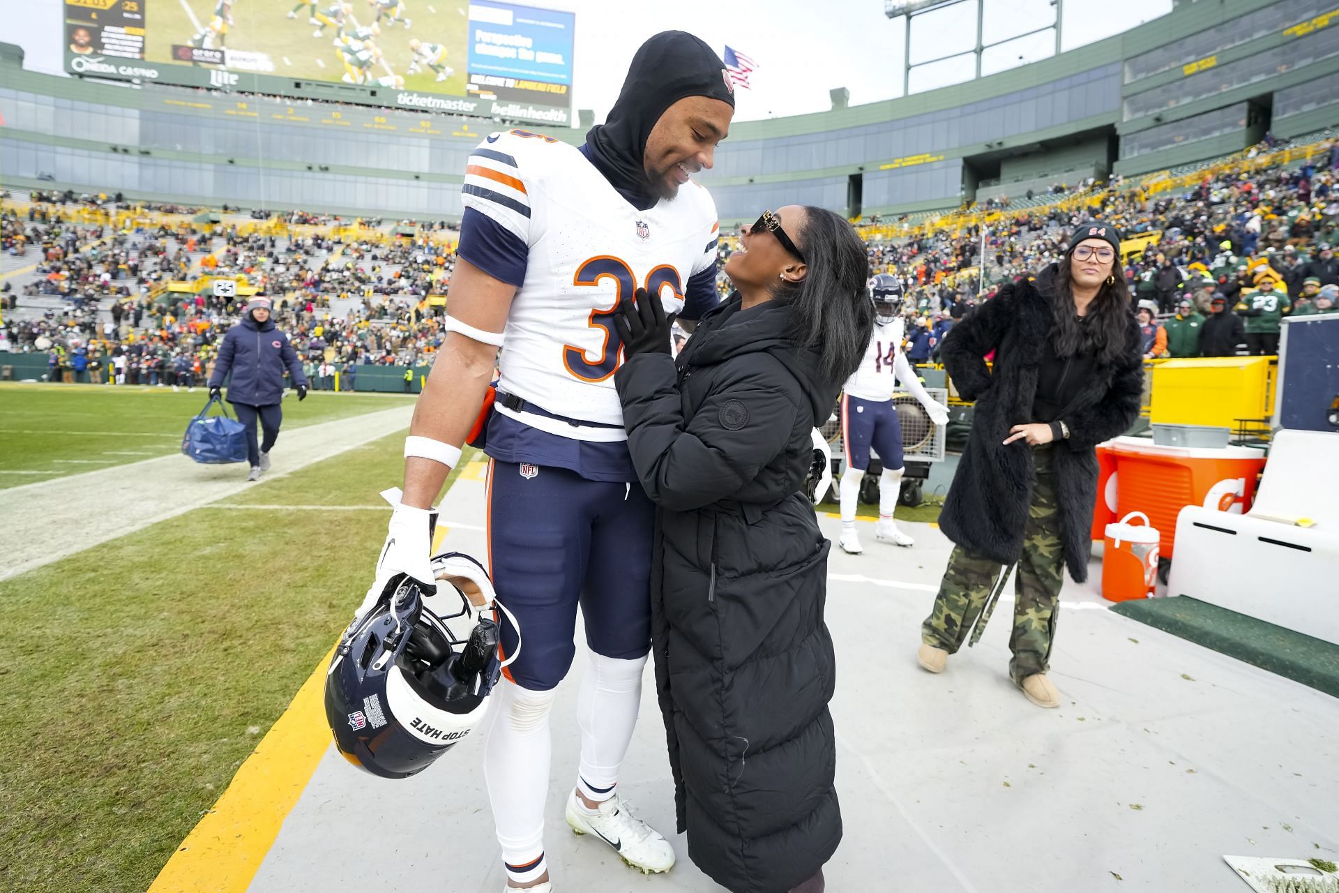 Biles and Owens at the Chicago Bears v Green Bay Packers NFL game (Image Source: Getty)