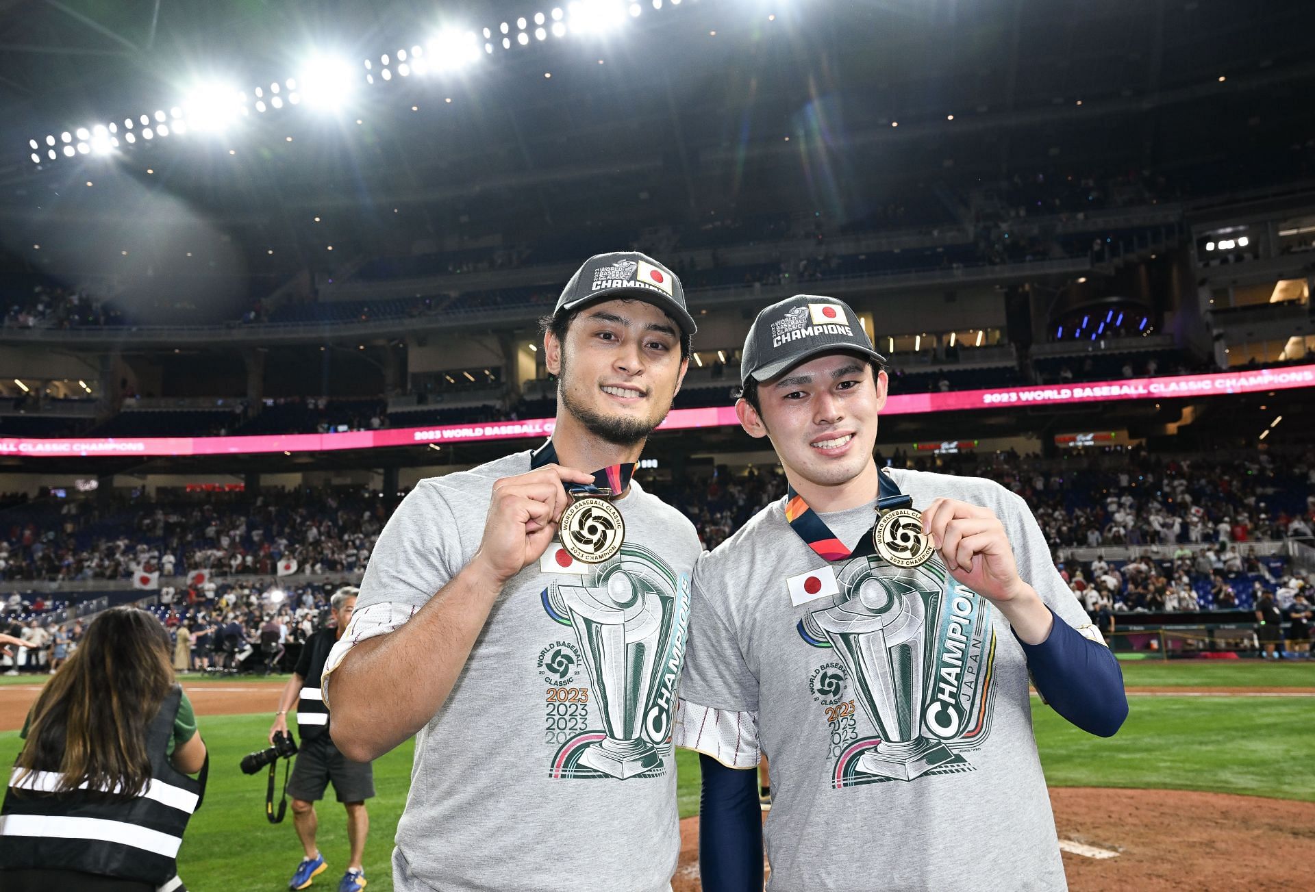 Yu Darvish (L) and Roki Sasaki (R) pose with their WBC winners&#039; medals - Source: Getty