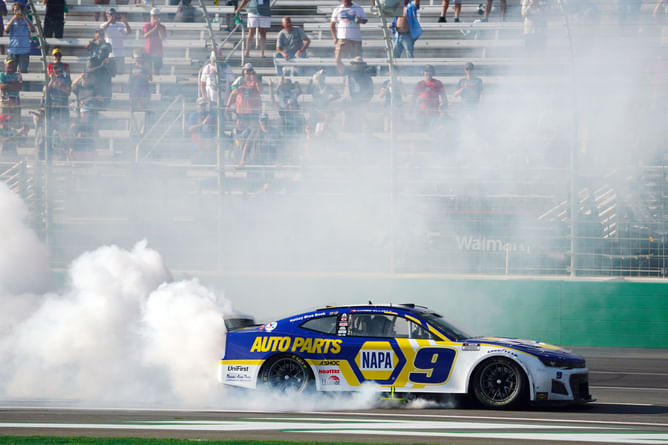 "I don’t know that I’ve ever had that much peer pressure": When Chase Elliott got a crowd-driven burnout moment