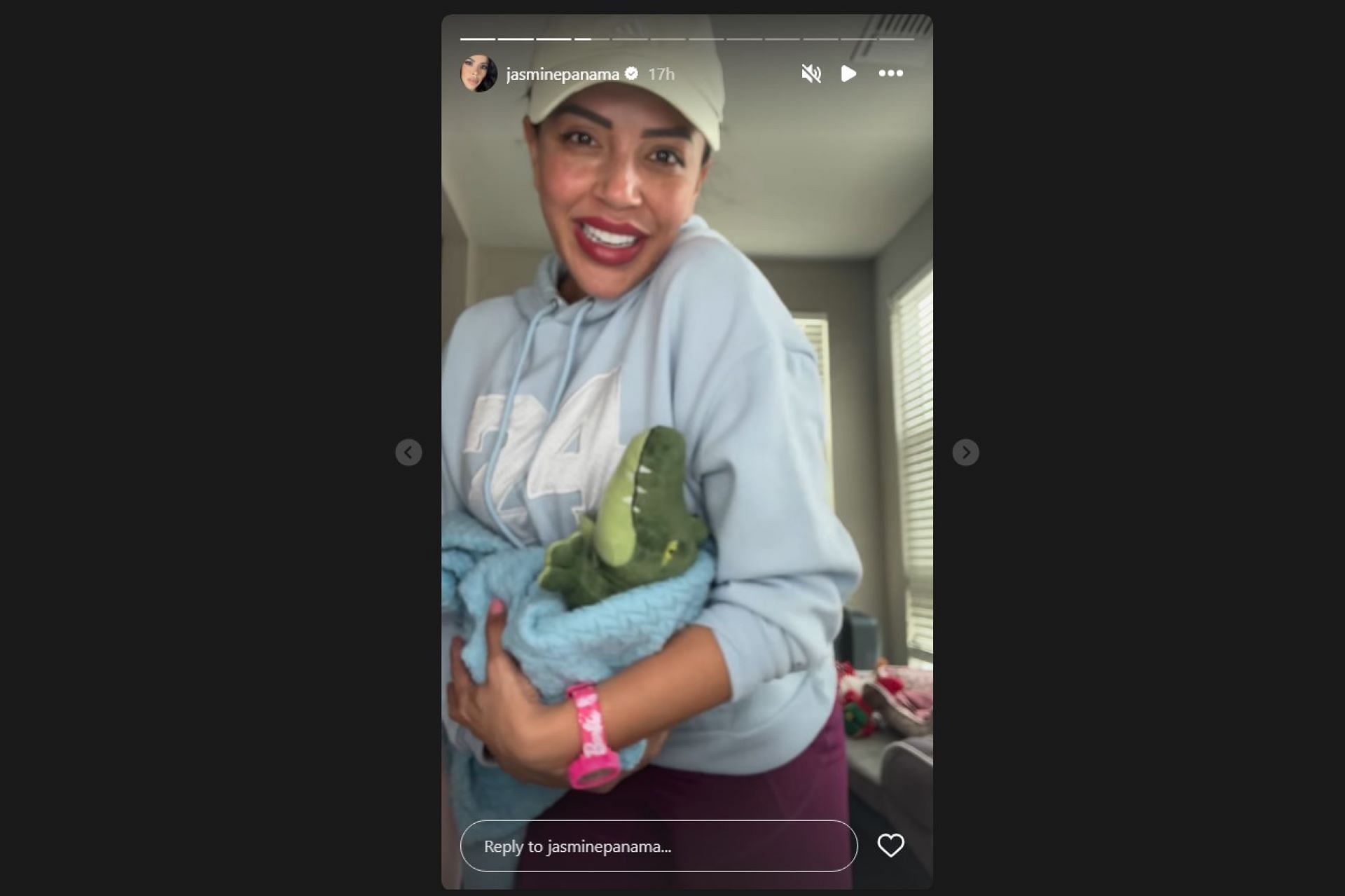 90 Day Fianc&eacute;: The Last Resort star Jasmine holding a crocodile-shaped soft toy (Image via Instagram/@jasminepanama)