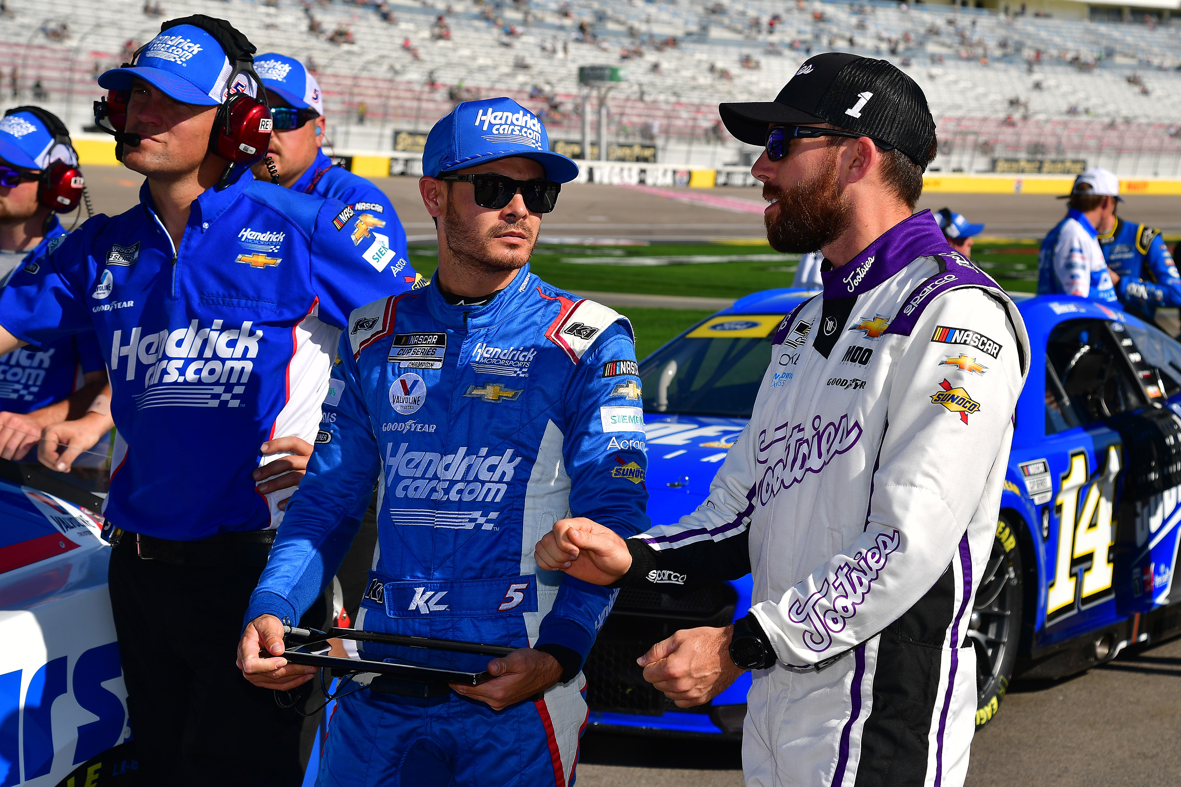 Kyle Larson speaks with Ross Chastain during qualifying at Las Vegas Motor Speedway.  - Source: Imagn