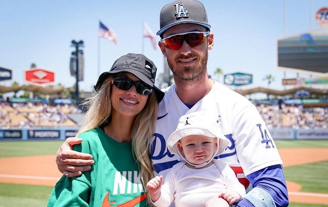 Cody Bellinger with wife and kid.