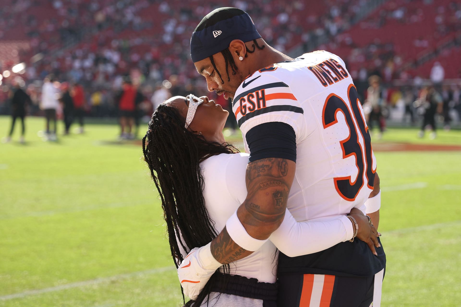 Simone Biles and Jonathan Owens at the Chicago Bears v San Francisco 49ers - (Source: Getty)