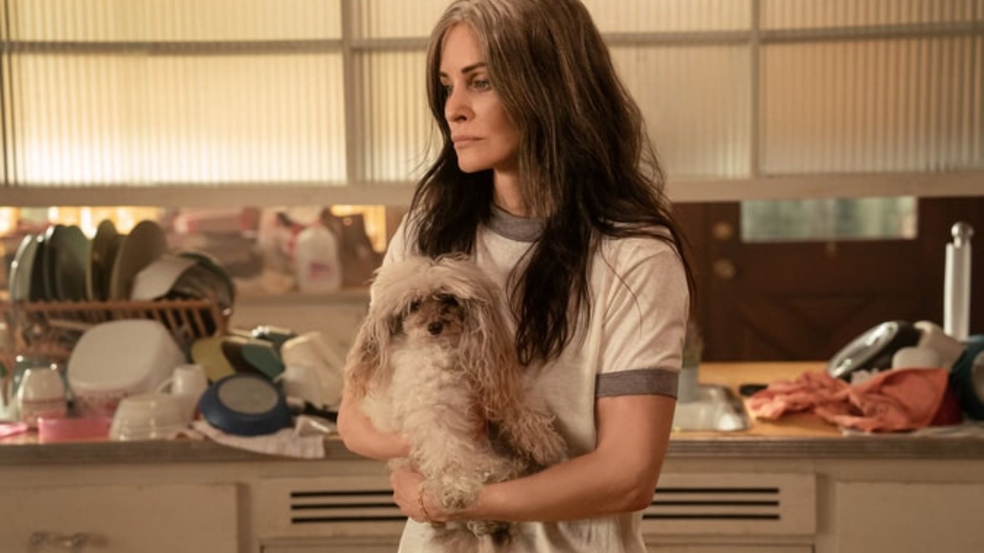 Courteney Cox plays the lead in this dark thriller (Image via Warner Bros)