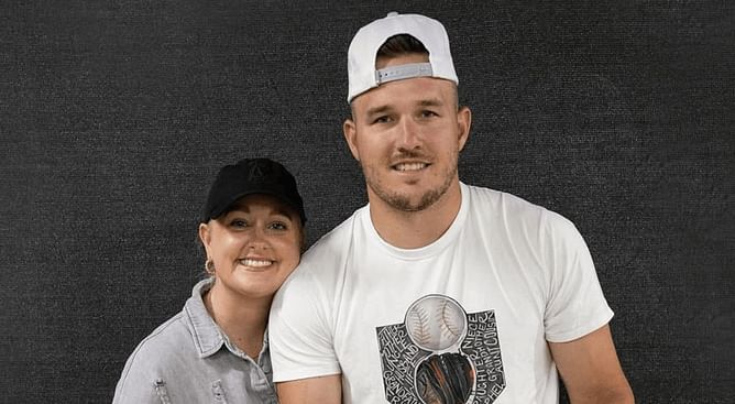 Mike Trout's wife Jessica shares thoughtful holiday tradition of dedicating prayers to families from Christmas cards