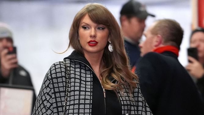 WATCH: Taylor Swift brings family along to cheer for Travis Kelce at Chiefs-Texans Divisional Round clash