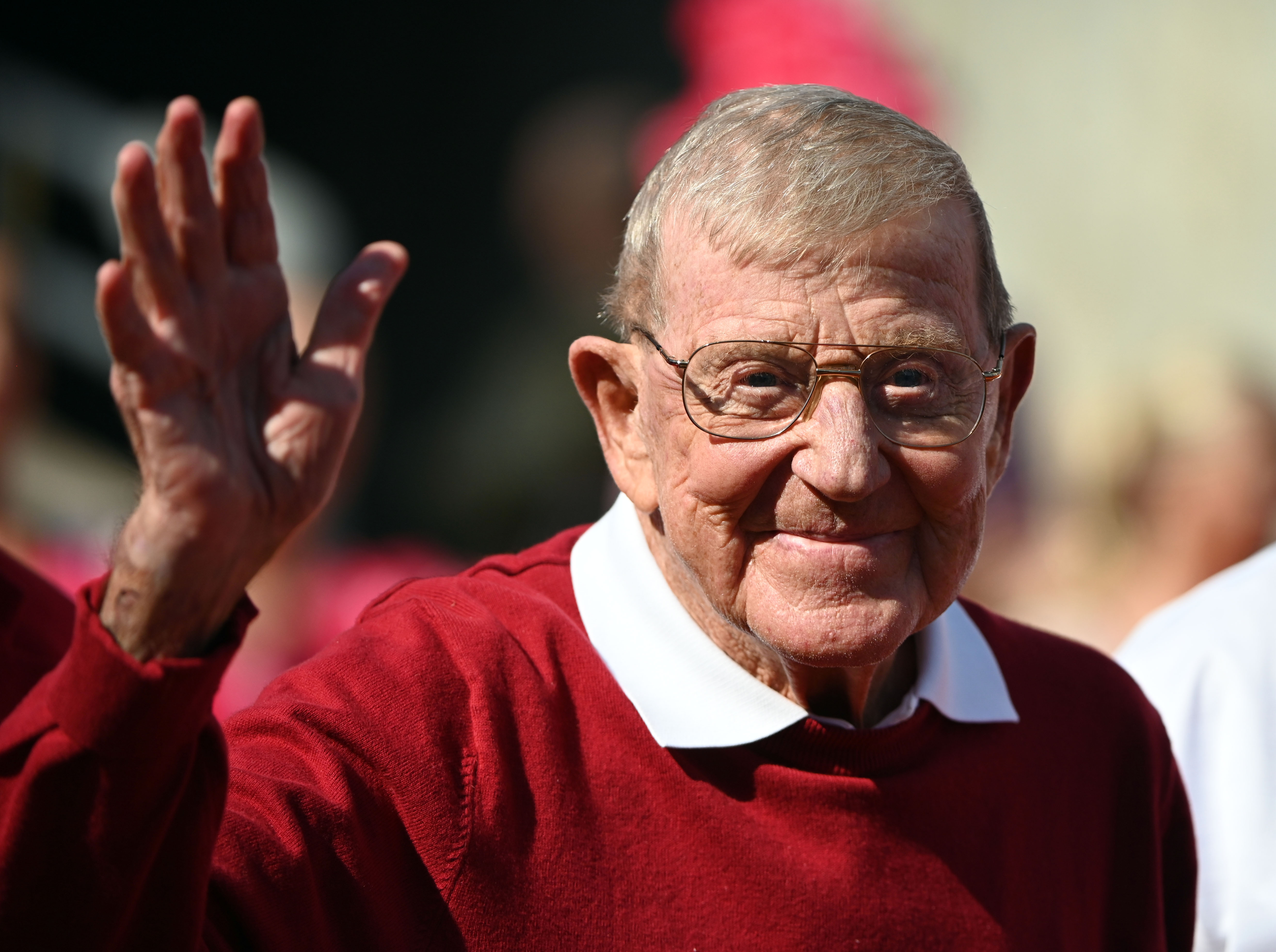 "Uncanny impersonation": CFB world in splits over ND royalty Lou Holtz' doppelganger catching spotlight in Atlanta