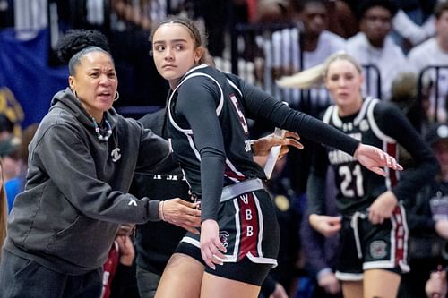 South Carolina Gamecocks head coach Dawn Staley talks to guard Tessa Johnson during the first half of their game against the LSU Lady Tigers at Pete Maravich Assembly Center (Credits: IMAGN)