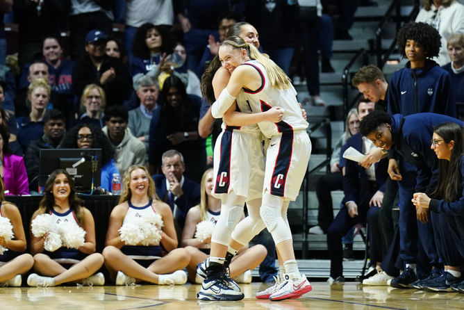 Nika Muhl drops 3-word reaction to Paige Bueckers' historic landmark for Huskies