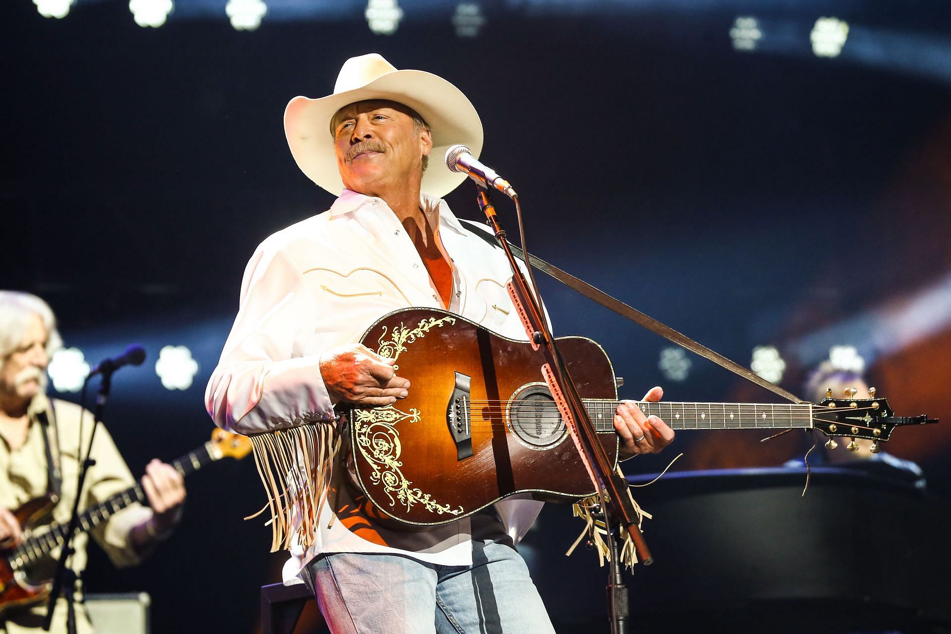 Both Alan Jackson and Zach Top are country singers (Image via Getty)