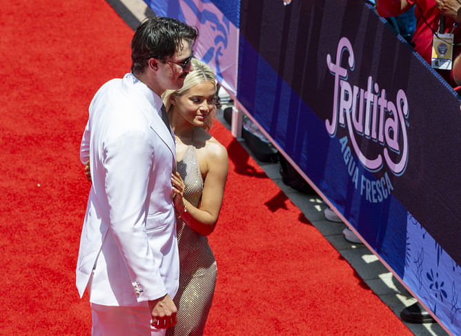 Paul Skenes' girlfriend Olivia Dunne adorably fixes Pirates ace's collar at BBWAA Awards