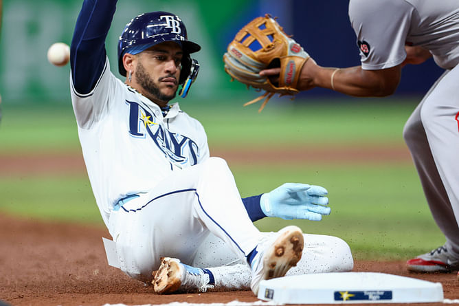 Jose Siri reacts to former Padres OF Luis Liberato's jaw-dropping catch in Dominican Winter League game