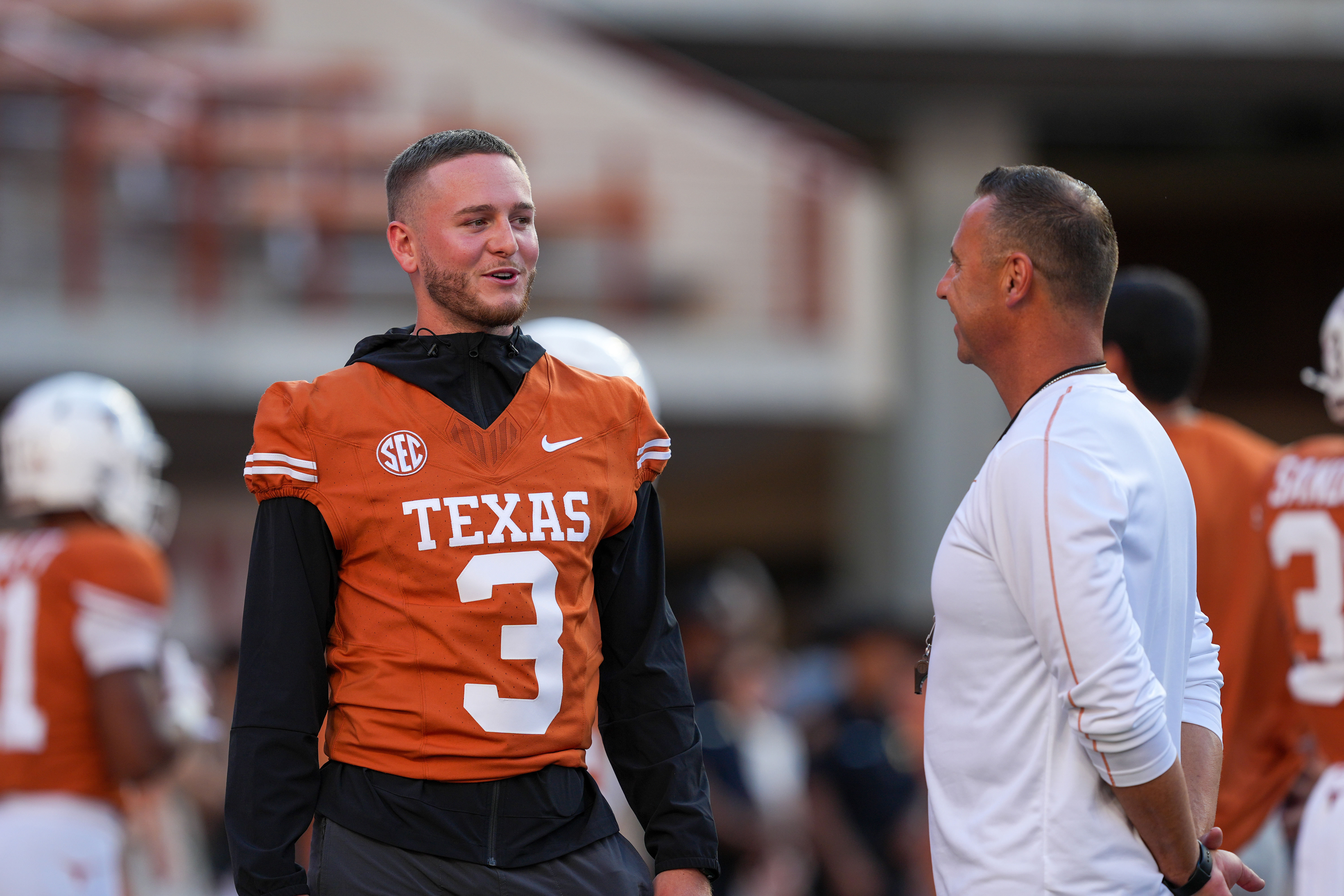 Texas Longhorns coach Steve Sarkisian (right) speaks to QB Quinn Ewers before an NCAA football game. (Credits: IMAGN)