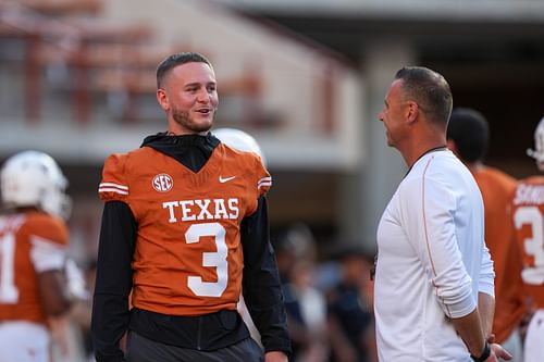 Texas Longhorns coach Steve Sarkisian (right) speaks to QB Quinn Ewers before an NCAA football game. (Credits: IMAGN)