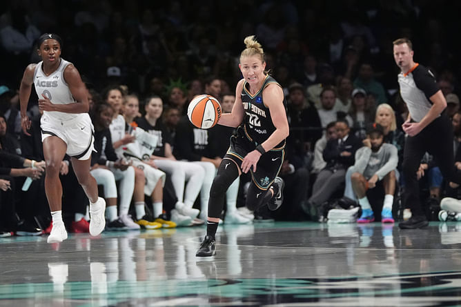 Courtney Vandersloot wastes no time in announcing bombshell Chicago Sky return