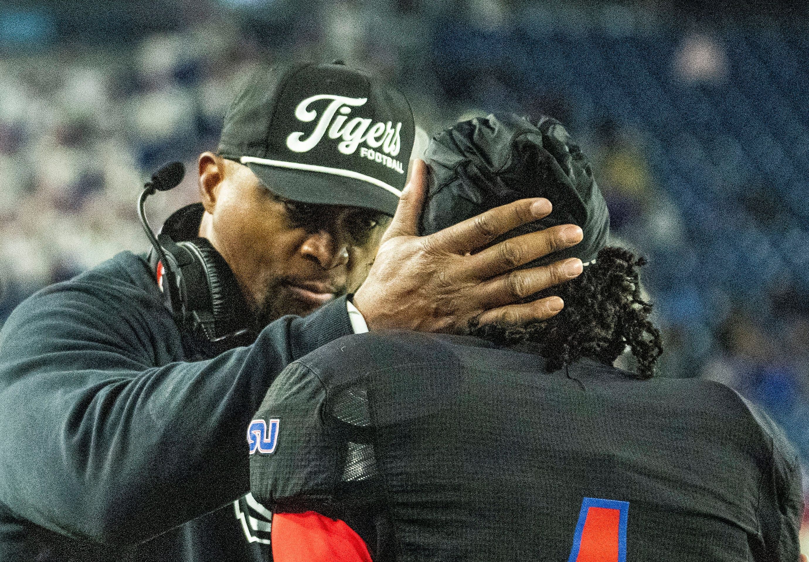 Tennessee State head coach Eddie George reacts to Tennessee State quarterback Draylen Ellis - Source: Imagn