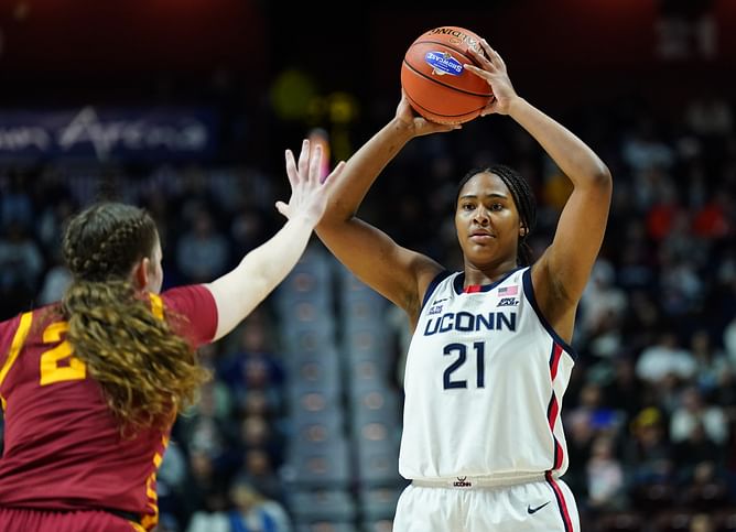 “Freshman of the year”: UConn fans hype up Sarah Strong after another impressive display