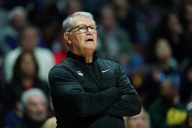 “If you’re gonna live on it, be prepared for what you’re gonna read on it”: When Geno Auriemma & Kim Mulkey talked about players using social media