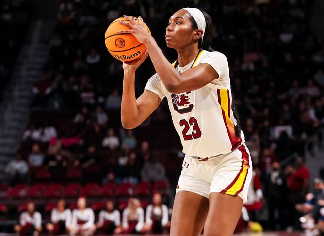 "Way to hustle, but please don't get hurt": College hoops fans react to Bree Hall's hilarious "WWE somersault" against Oklahoma