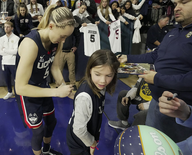 “Paige Bueckers looked excited to do it”: Hoops fans react as UConn star gets unusual autograph request from young fan