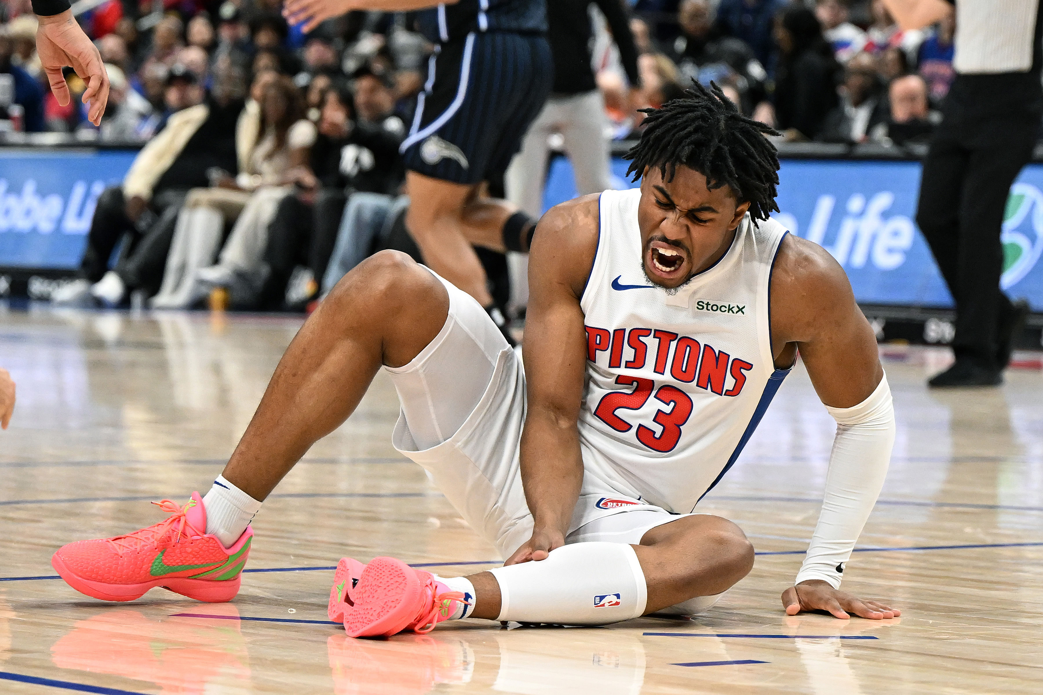 Detroit Pistons guard Jaden Ivey (23) grabs his leg as he falls to the court after being injured against the Orlando Magic. (Credits: IMAGN)