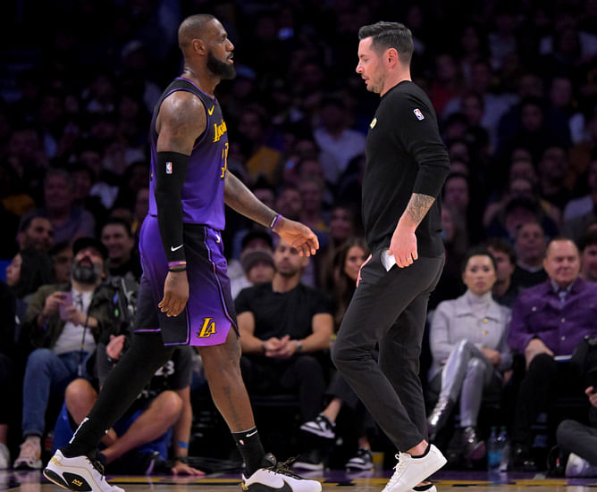 "Run the f***ing play" - JJ Redick gets hot as LeBron James and Co. seemingly forget play