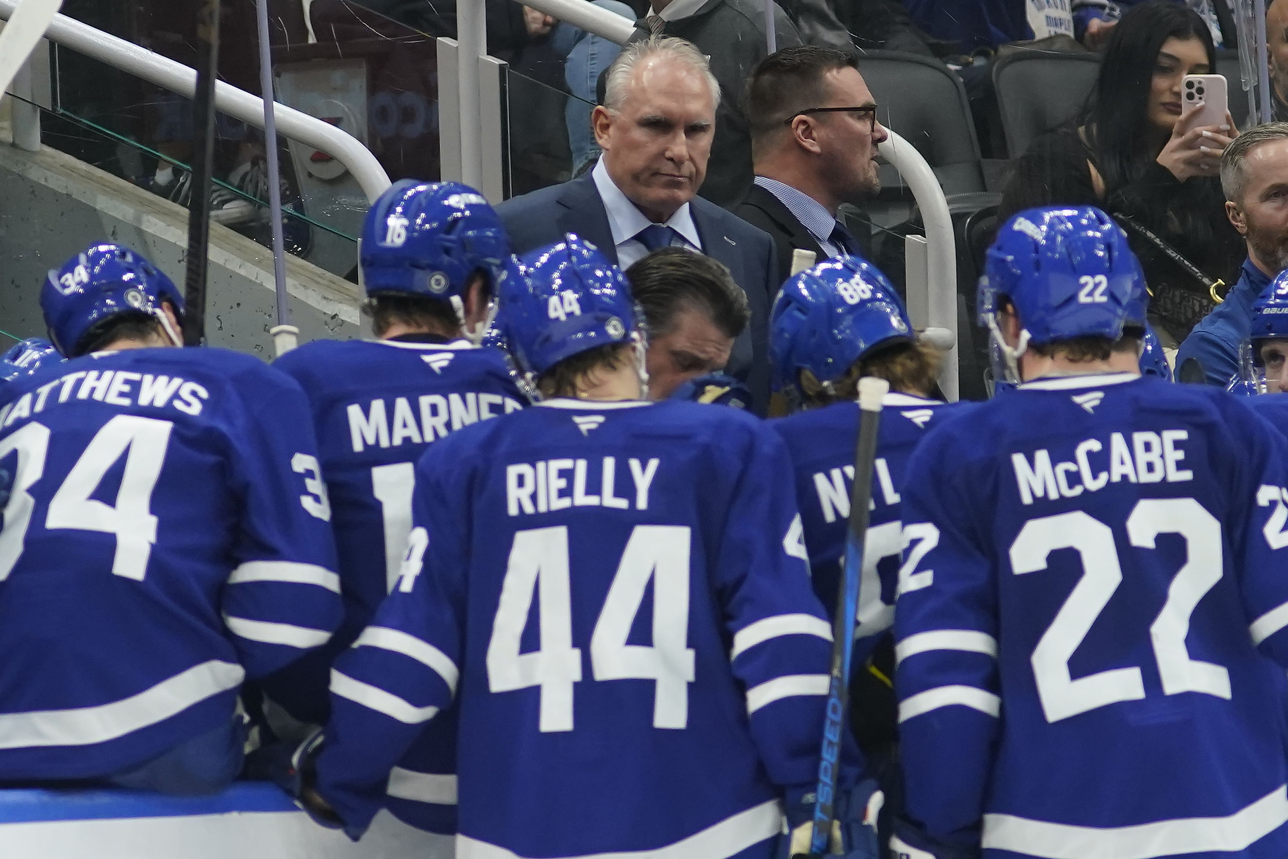 Toronto Maple Leafs HC Craig Berube (center) talks to his team during a break in an NHL game. (Credits: IMAGN)