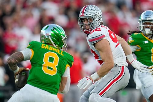 Ohio State Buckeyes defensive end Caden Curry (92) pursues Oregon Ducks quarterback Dillon Gabriel (8) in their Rose Bowl game. (Credits: IMAGN)