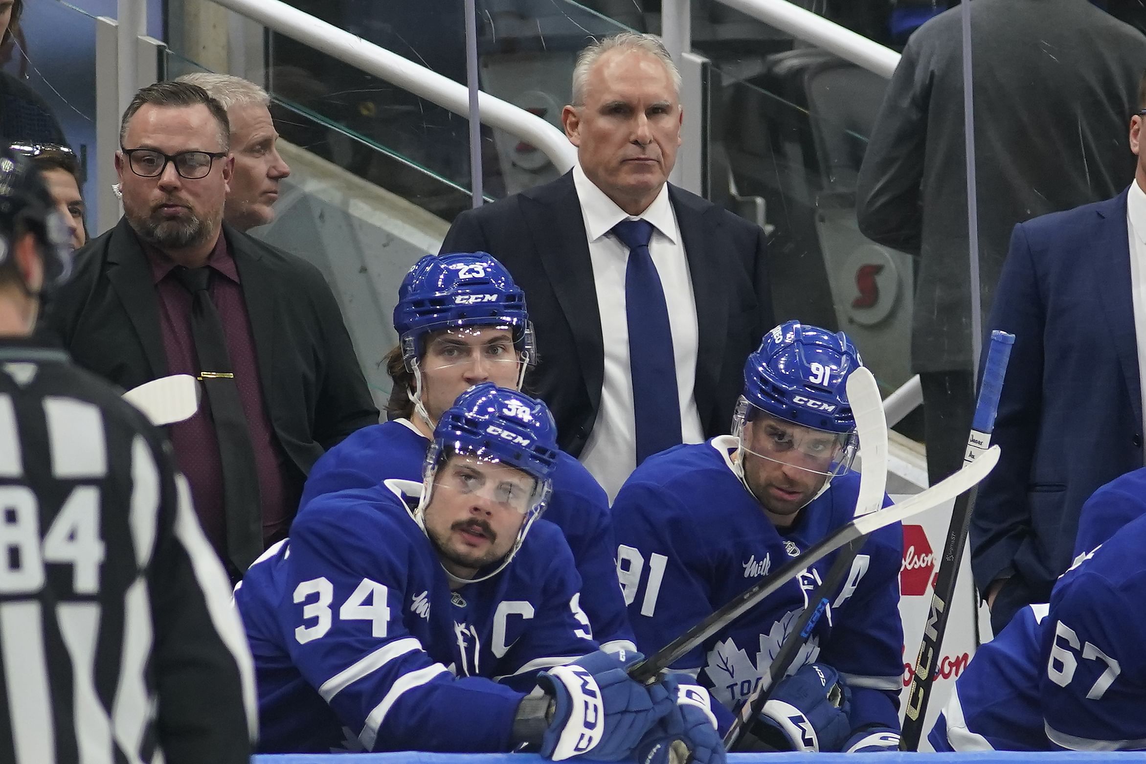 Toronto Maple Leafs head coach Craig Berube (center) with his team. (Credit: IMAGN)