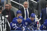 Toronto Maple Leafs head coach Craig Berube (center) with his team. (Credit: IMAGN)