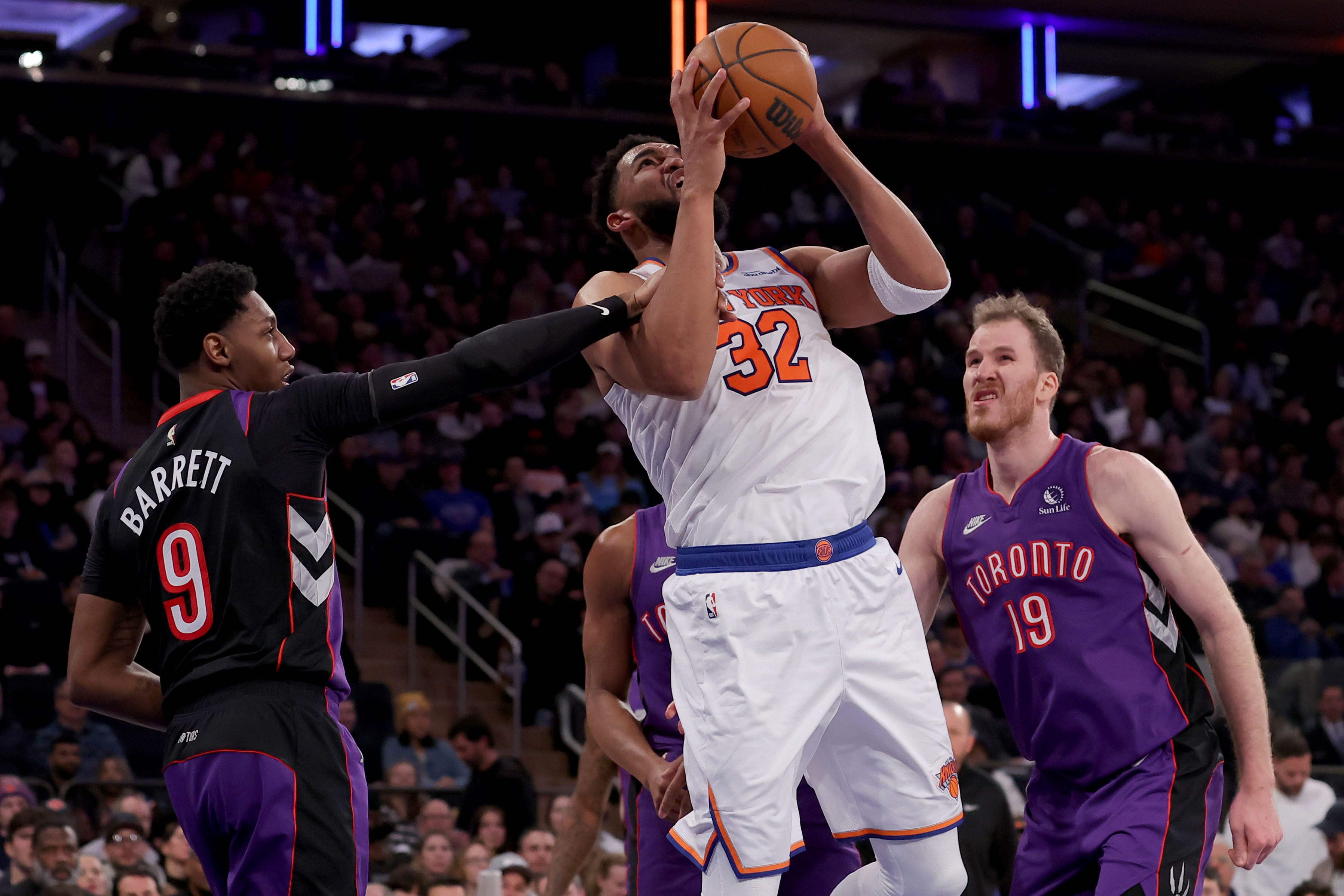 Brutal fight breaks out in Madison Square Garden amid Knicks vs. Raptors game