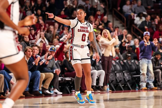 WNBA legend reacts to Te-Hina Paopao's no-look "over the head dime" during South Carolina vs LSU Tigers