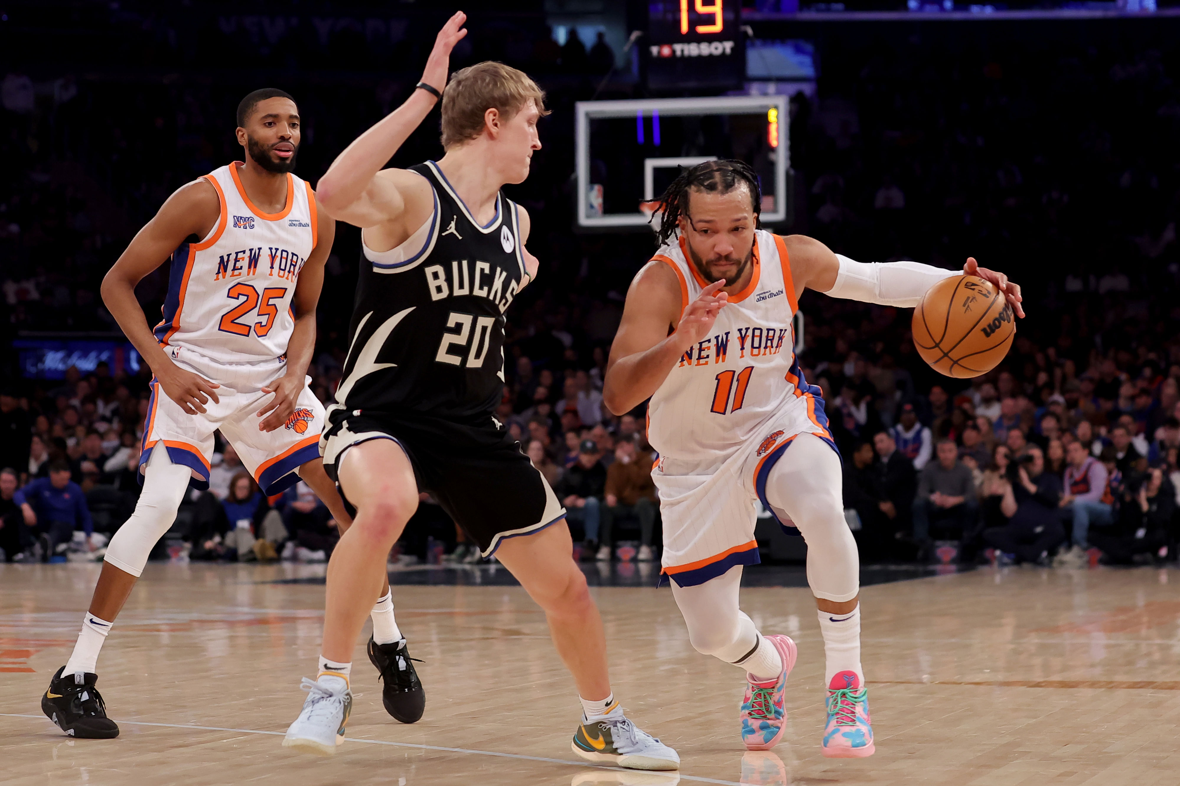 New York Knicks guard Jalen Brunson (11) drives to the basket against the Milwaukee Bucks. (Credits: IMAGN)