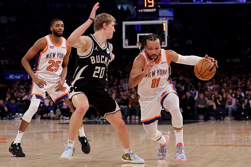 New York Knicks guard Jalen Brunson (11) drives to the basket against the Milwaukee Bucks. (Credits: IMAGN)