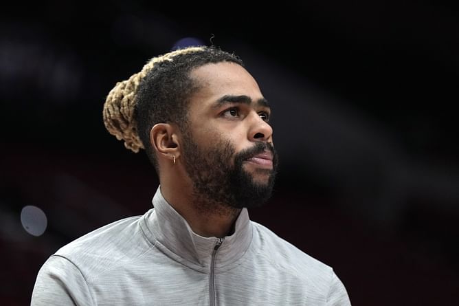 Ex-Laker D'Angelo Russell makes his opinion known on girlfriend Laura Ivaniukas' glamorous beach shoot