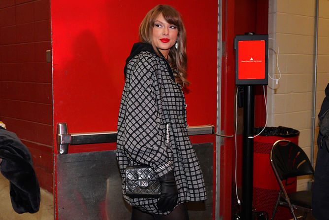 Taylor Swift drops 2-word response to Travis Kelce getting 1st down for Chiefs in Divisional Round vs. Texans