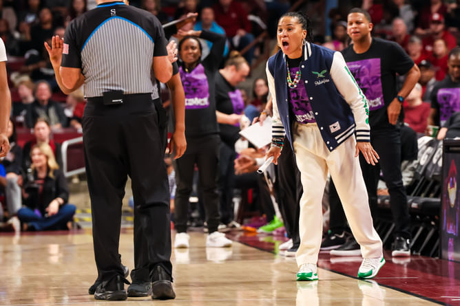 “It’s not working so I sit my butt down”: When $12 million worth Dawn Staley broke down her "game plan" for dealing with officials