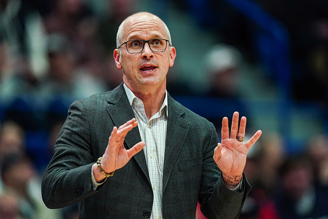 Dan Hurley reveals to Geno Auriemma how Allen Iverson gave him a reality check about his basketball career in college