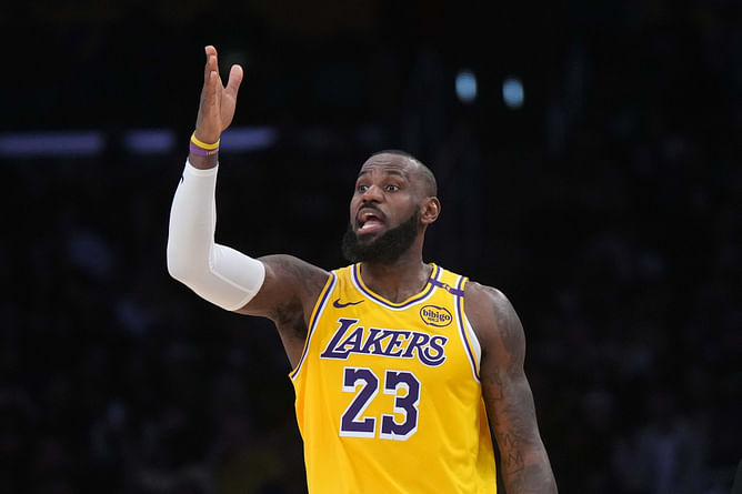 Dwyane Wade, Draymond Green & more drop endearing reaction to LeBron James' longtime confidant's gratitude-filled message