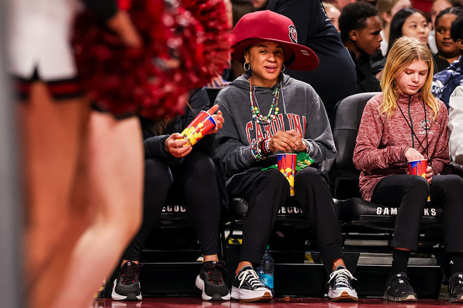 “WOW! How tall is she??”: College hoops fans react as Dawn Staley strikes goofy pose with 5-star Oliviyah “Big Oh” Edwards