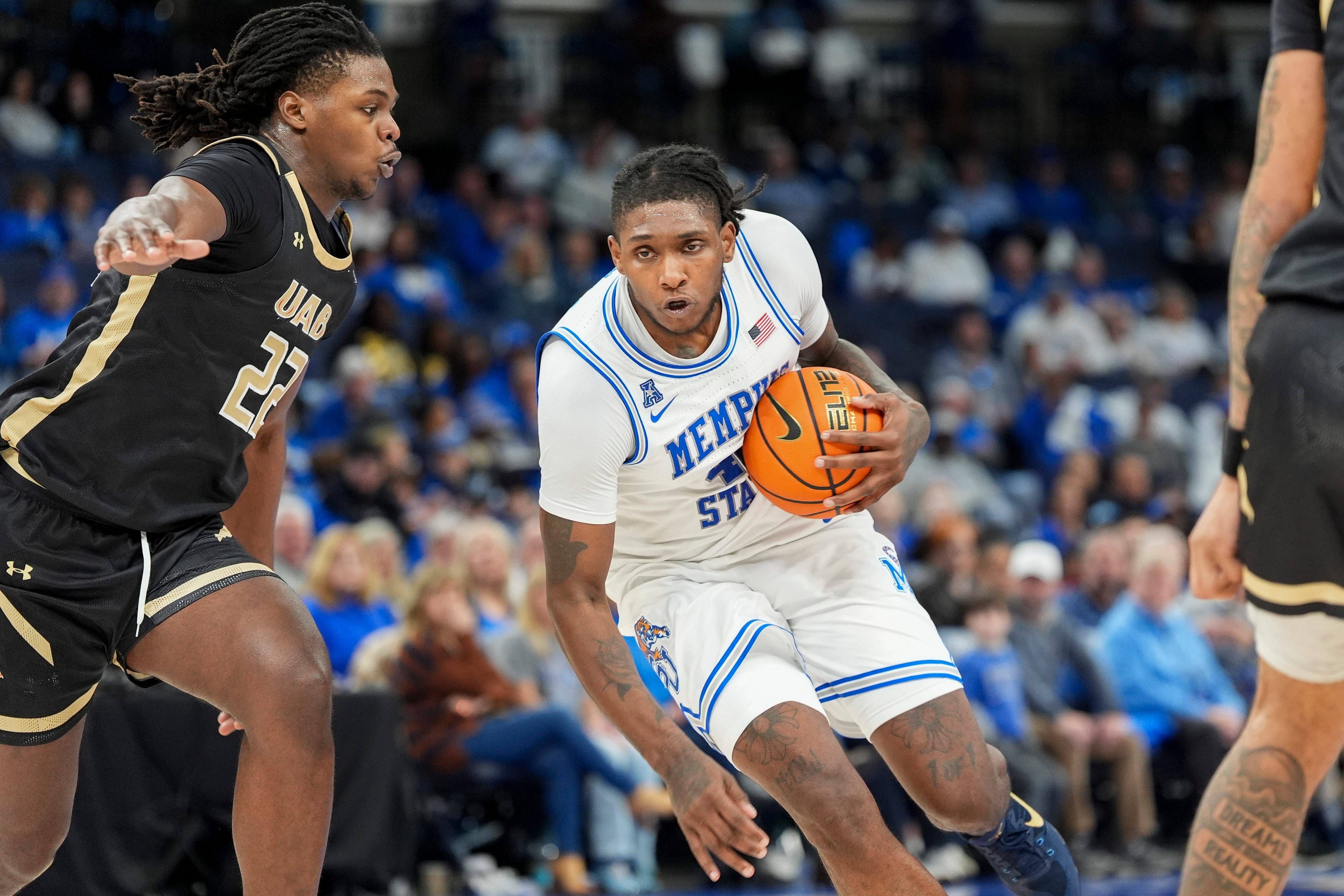 Memphis&#039; Dain Dainja (#42) drives to the basket during the game against the UAB Blazers at FedExForum on Sunday, January 26, 2025, in Memphis, Tennessee. Photo: Imagn