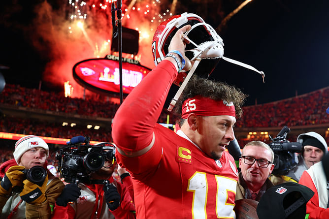 "He is Magic Johnson" - 3× Super Bowl champ picks between Michael Jordan & LeBron James as Patrick Mahomes best comparison