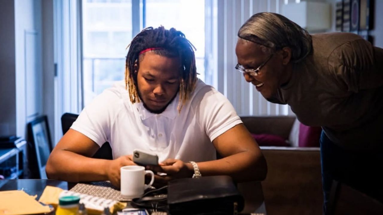 Vladdy Jr. with his grandmother, Altagracia Alvino (Image from - Instagram.com/@vladdyjr27 IG Stories)