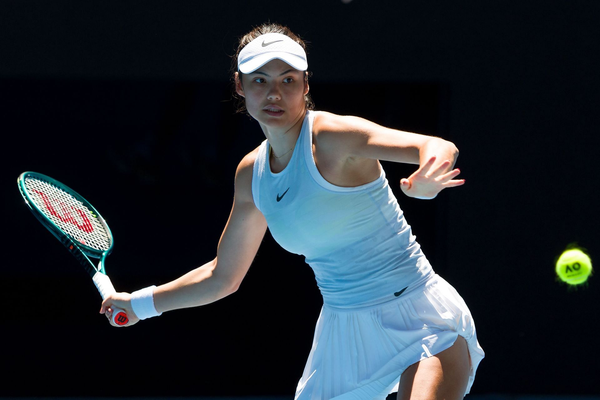 Emma Raducanu prepares to hit a forehand (Source: Getty)