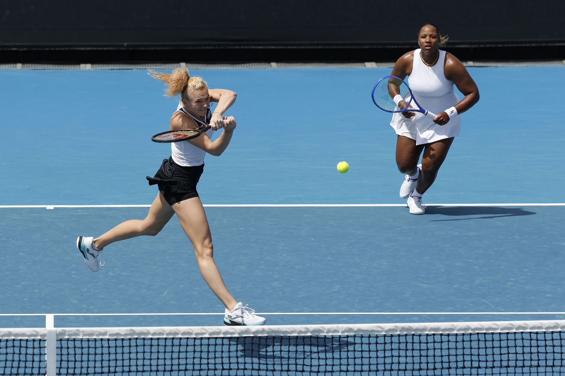 Katerina Siniakova hitting the volley and Taylor Townsend on the baseline at the ongoing Melbourne Major (Image Source: Getty)