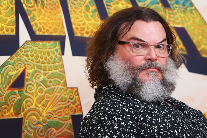 "Bro has the spirit of the DRAGON WARRIORRRRRR" — Internet reacts as Jack Black tries to scare off paparazzi at the beach with Kung Fu Panda moves
