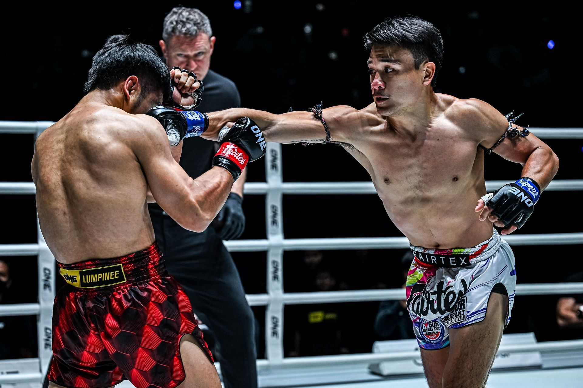 Jaosuayai Mor Krungthepthonburi (right) overcame Yodlekpet Or Atchariya (right) in the main event of ONE Friday Fights 95. 