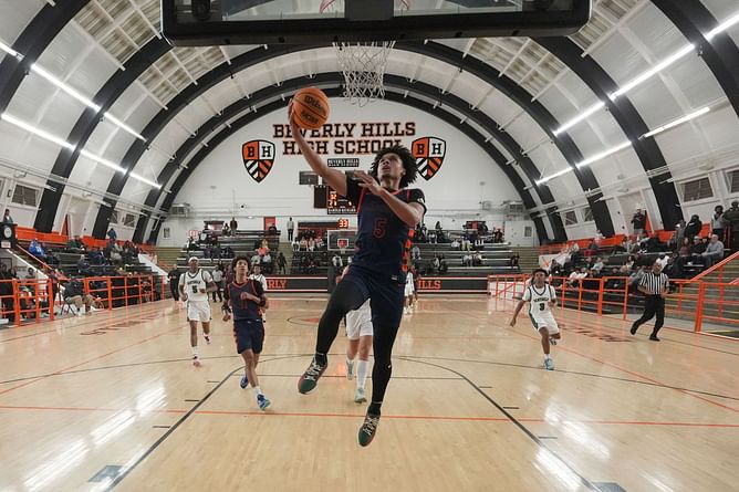 WATCH: 5-star uncommitted prospect Brayden Burries leads team to victory at the Hoophall West